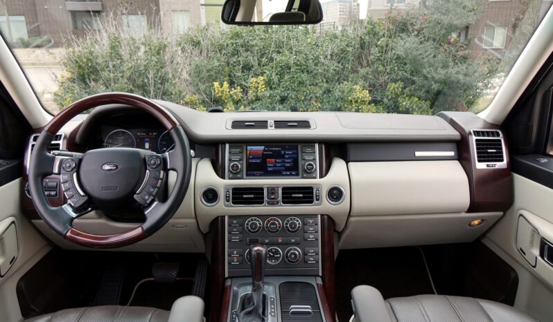 								2011 Land Rover Range Rover HSE Luxury full									