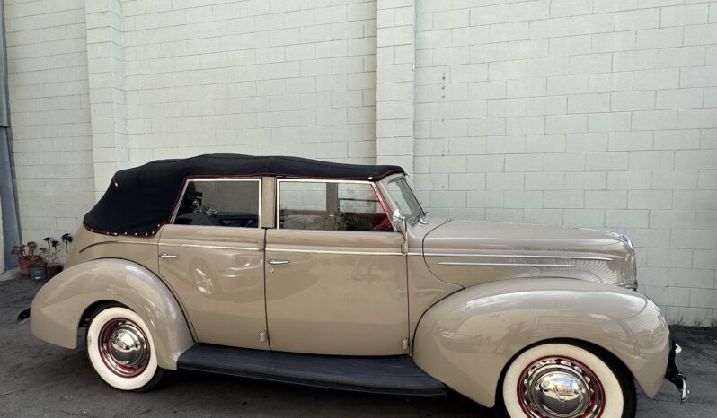 								1939 Ford Deluxe Convertible Sedan full									