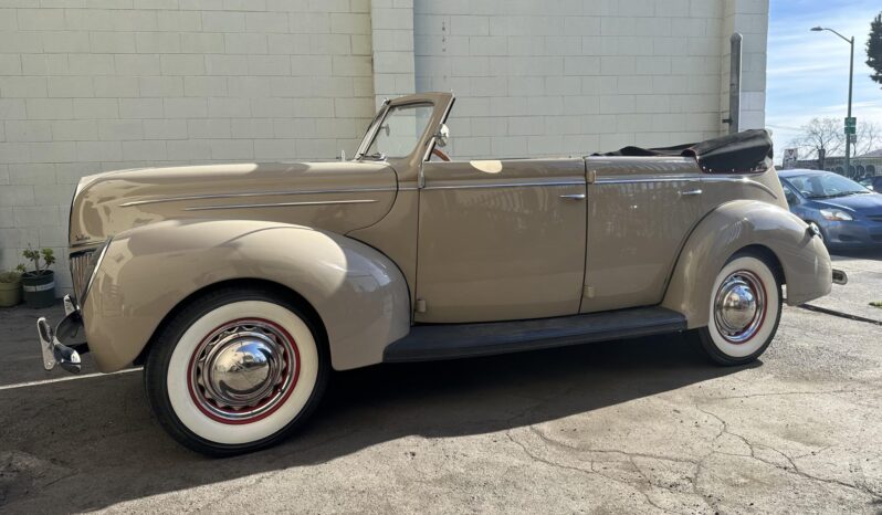 								1939 Ford Deluxe Convertible Sedan full									