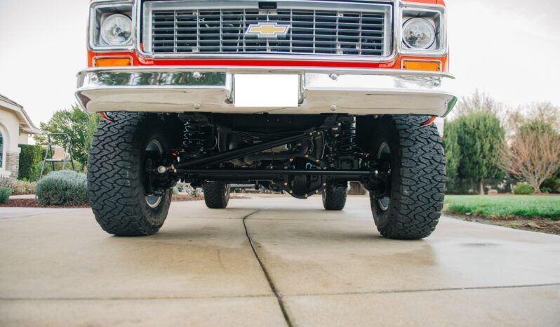 								1975 Chevrolet K20 Suburban 4×4 full									
