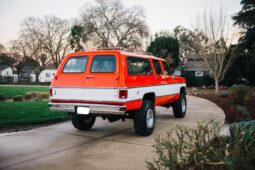 										1975 Chevrolet K20 Suburban 4×4 full									