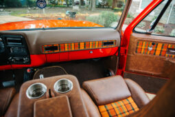 										1975 Chevrolet K20 Suburban 4×4 full									