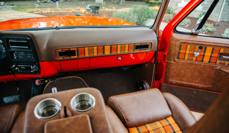 								1975 Chevrolet K20 Suburban 4×4 full									