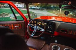 										1975 Chevrolet K20 Suburban 4×4 full									