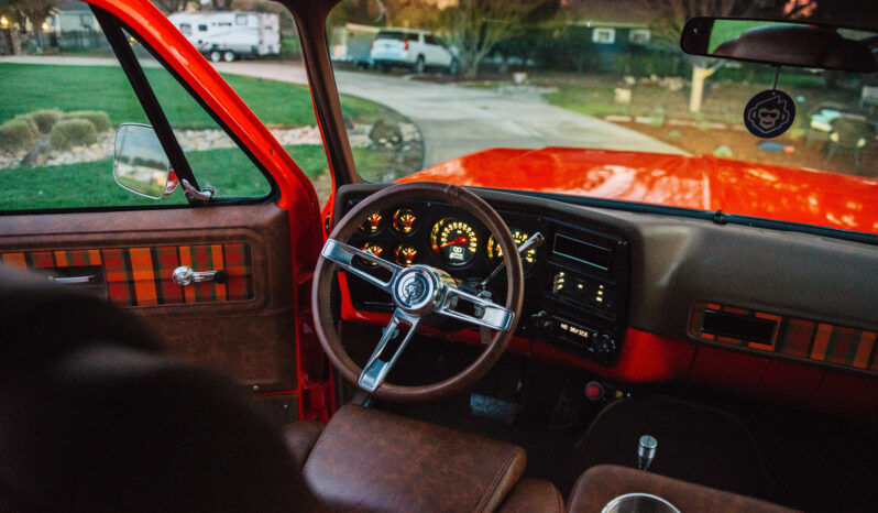 								1975 Chevrolet K20 Suburban 4×4 full									