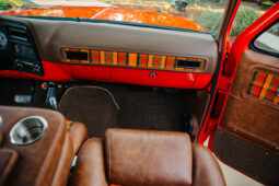 										1975 Chevrolet K20 Suburban 4×4 full									