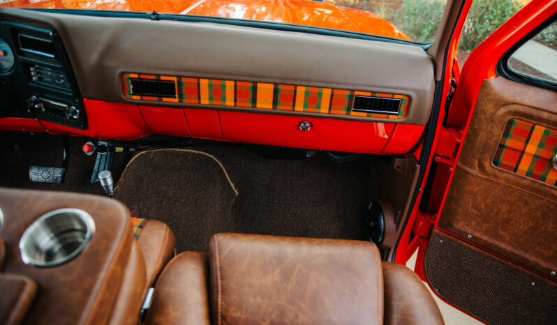 								1975 Chevrolet K20 Suburban 4×4 full									