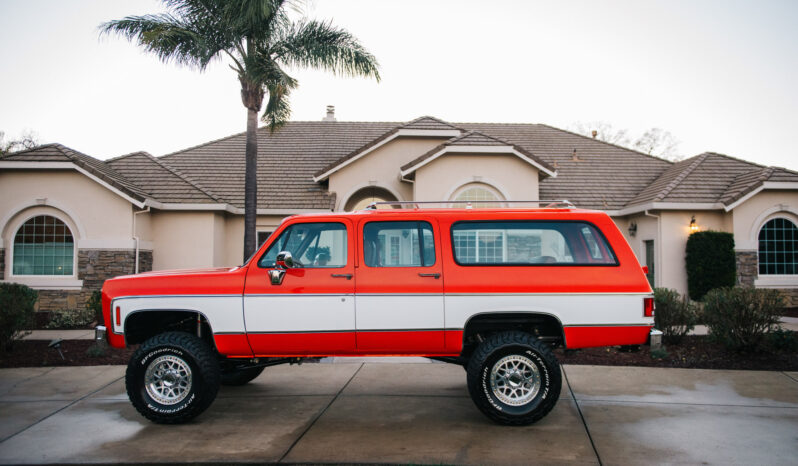 								1975 Chevrolet K20 Suburban 4×4 full									