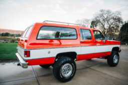 										1975 Chevrolet K20 Suburban 4×4 full									