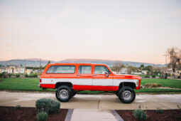 										1975 Chevrolet K20 Suburban 4×4 full									