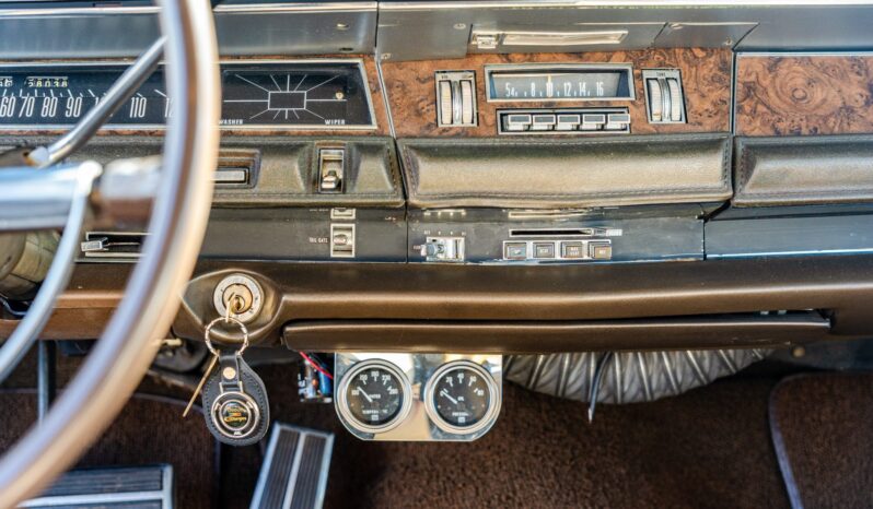 								1968 Chrysler Town & Country full									