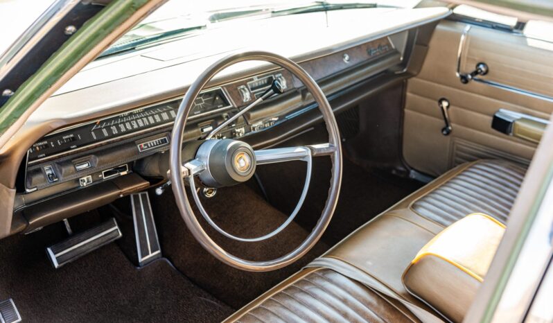 								1968 Chrysler Town & Country full									