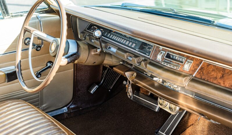 								1968 Chrysler Town & Country full									