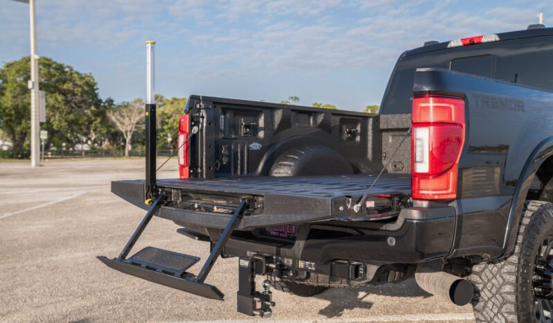 								2022 Ford F-350 Super Duty Platinum Tremor Crew Cab full									