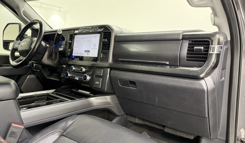 								2023 Ford F-250 Super Duty Lariat full									