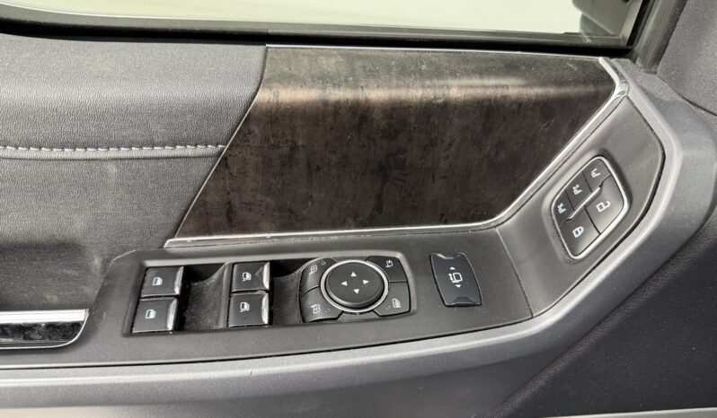 								2023 Ford F-250 Super Duty Lariat full									