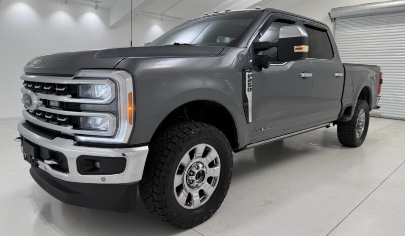 								2023 Ford F-250 Super Duty Lariat full									