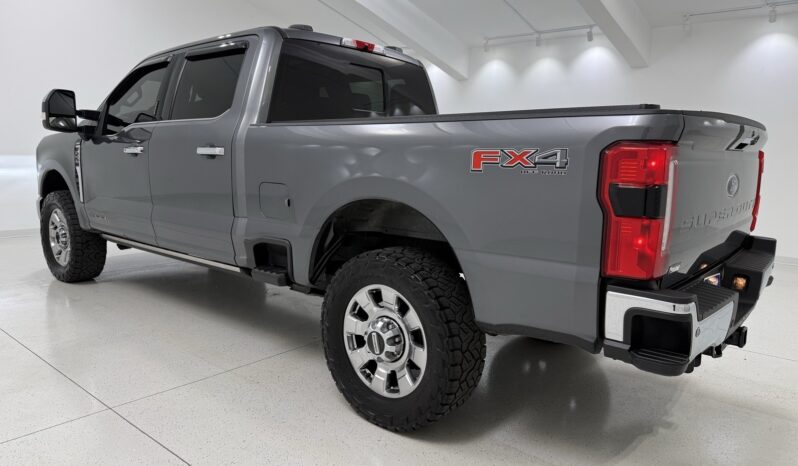 								2023 Ford F-250 Super Duty Lariat full									