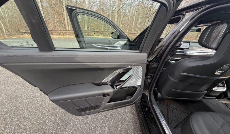 								2023 BMW 760i xDrive 536-hp Twin-Turbo full									