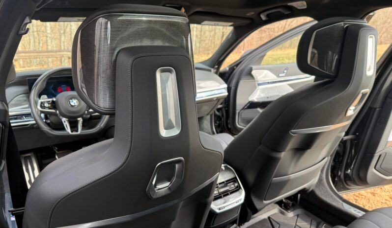 								2023 BMW 760i xDrive 536-hp Twin-Turbo full									