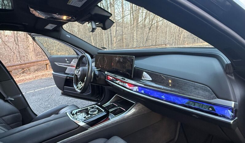 								2023 BMW 760i xDrive 536-hp Twin-Turbo full									