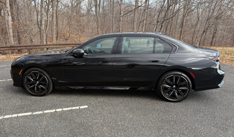 								2023 BMW 760i xDrive 536-hp Twin-Turbo full									
