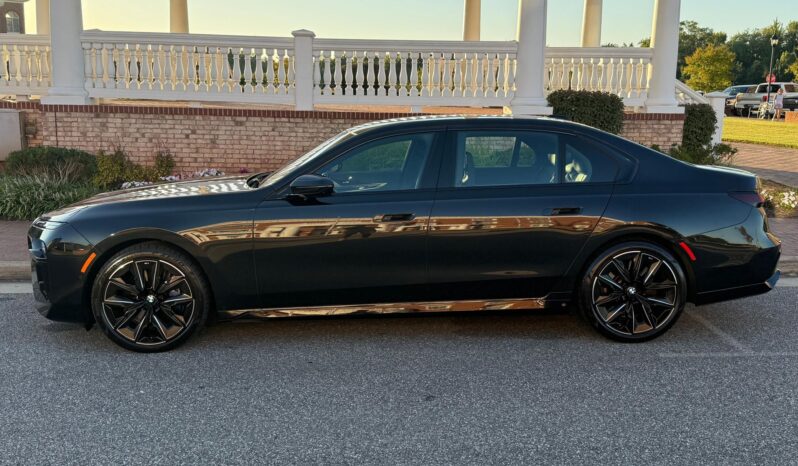 								2023 BMW 760i xDrive 536-hp Twin-Turbo full									