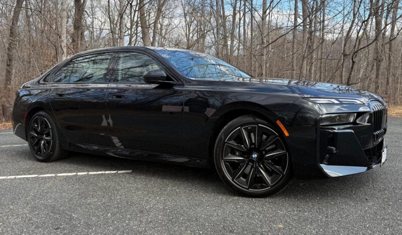 								2023 BMW 760i xDrive 536-hp Twin-Turbo full									