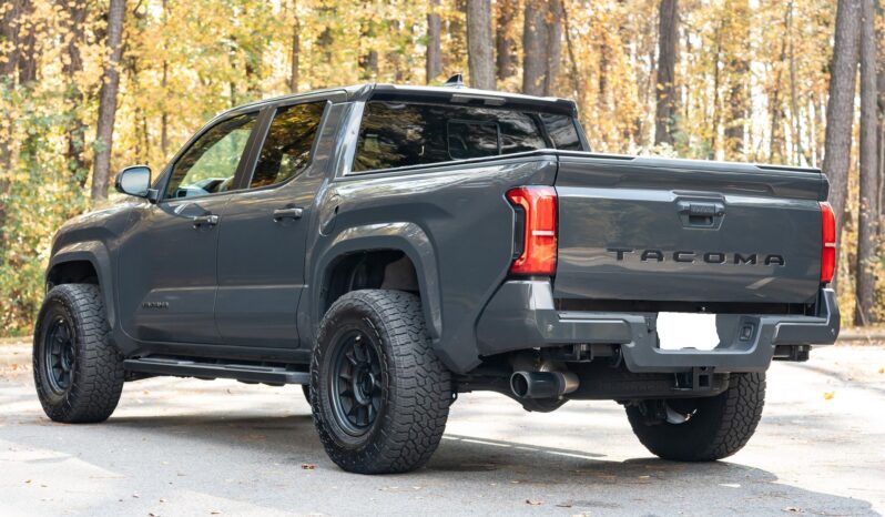 								2024 Toyota Tacoma SR5 Double Cab full									