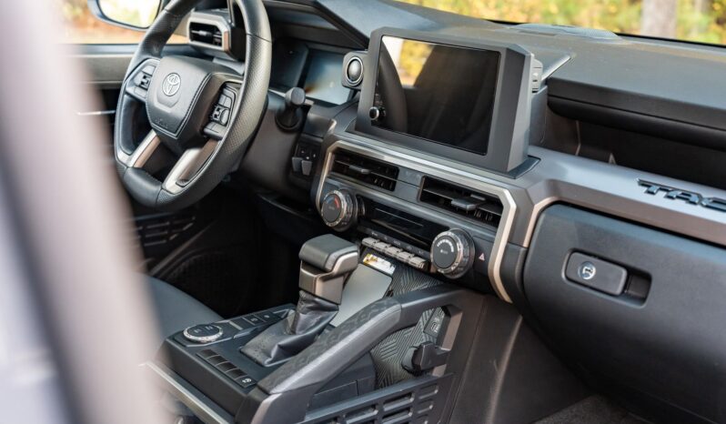 								2024 Toyota Tacoma SR5 Double Cab full									