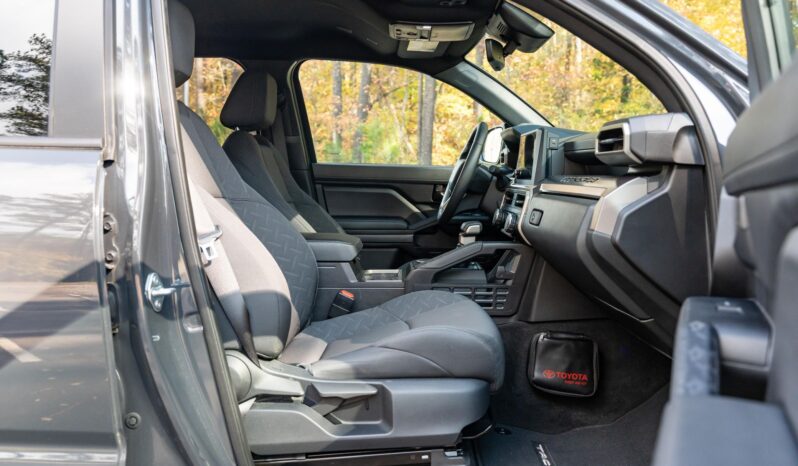 								2024 Toyota Tacoma SR5 Double Cab full									