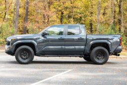 										2024 Toyota Tacoma SR5 Double Cab full									