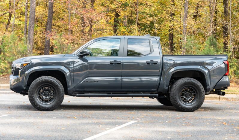 								2024 Toyota Tacoma SR5 Double Cab full									