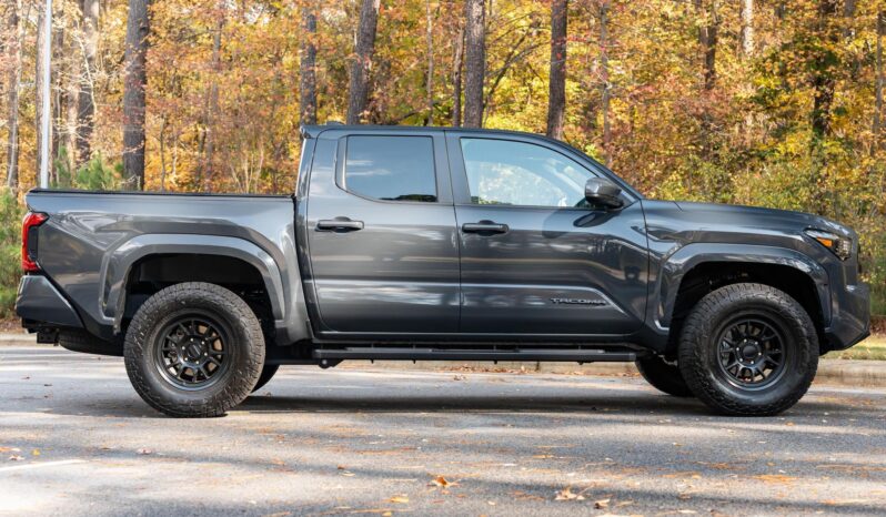 								2024 Toyota Tacoma SR5 Double Cab full									