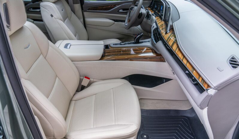 								2023 Cadillac Escalade 4WD Sport Platinum full									