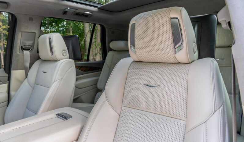 								2023 Cadillac Escalade 4WD Sport Platinum full									