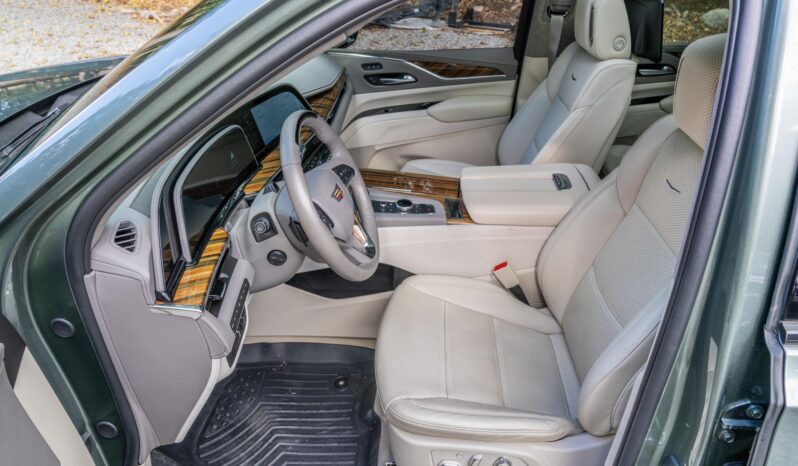 								2023 Cadillac Escalade 4WD Sport Platinum full									