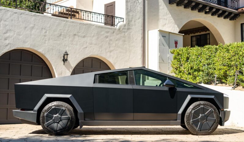 								2024 Tesla Cybertruck Cyberbeast AWD full									