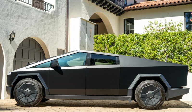 								2024 Tesla Cybertruck Cyberbeast AWD full									