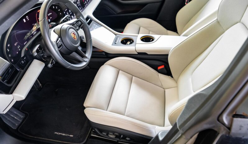 								2022 Porsche Taycan 4 Cross Turismo AWD full									
