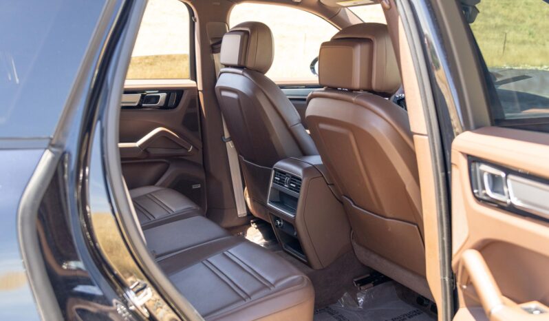 								2023 Porsche Cayenne Platinum Edition full									