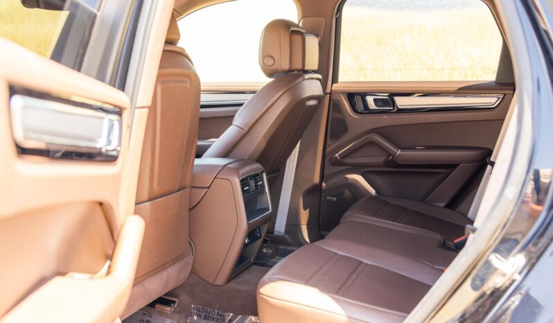 								2023 Porsche Cayenne Platinum Edition full									