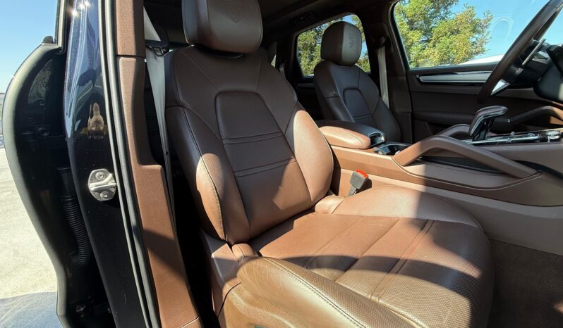 								2023 Porsche Cayenne Platinum Edition full									