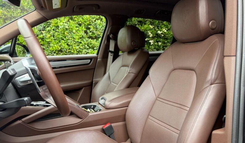 								2023 Porsche Cayenne Platinum Edition full									