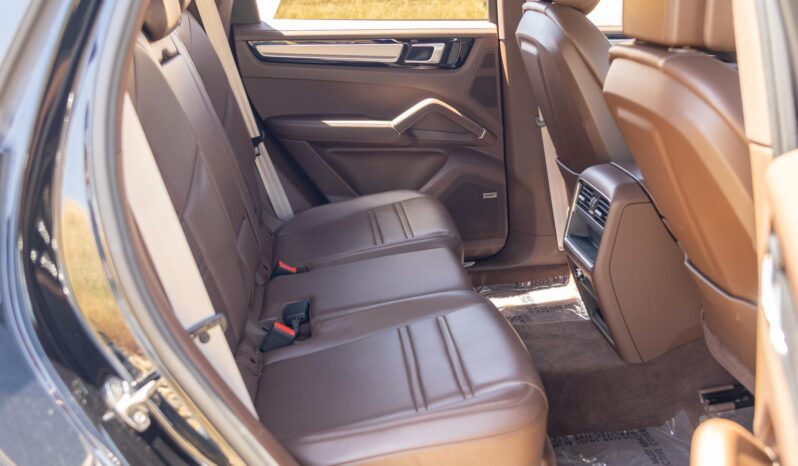 								2023 Porsche Cayenne Platinum Edition full									