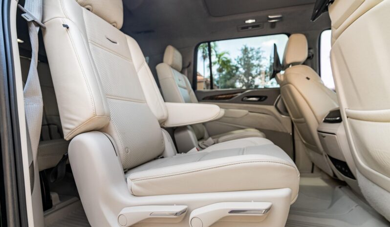 								2022 Cadillac Escalade ESV 4WD Platinum full									