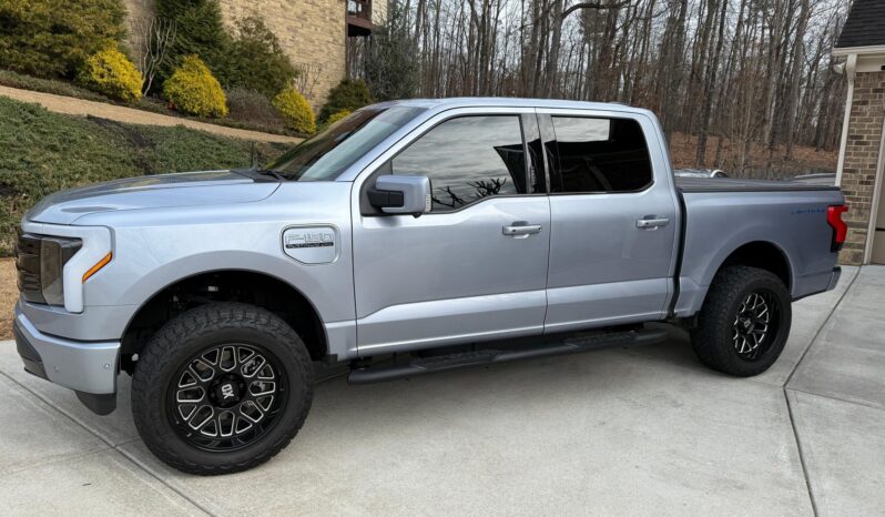 								2022 Ford F-150 Lightning Platinum full									