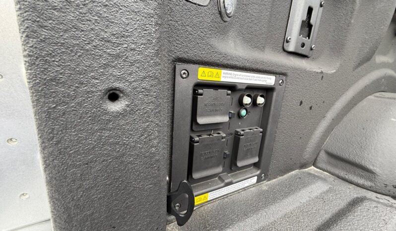 								2022 Ford F-150 Platinum 4×4 full									