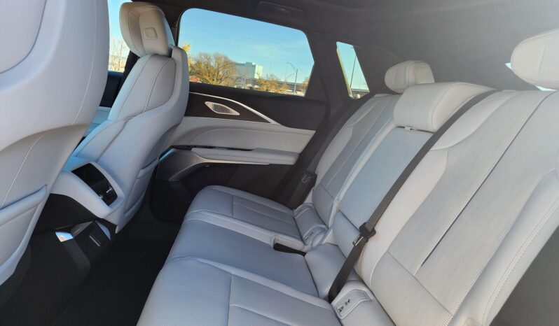 								2024 Cadillac Lyriq AWD Luxury 2 full									