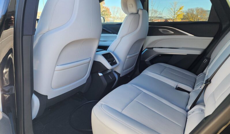 								2024 Cadillac Lyriq AWD Luxury 2 full									